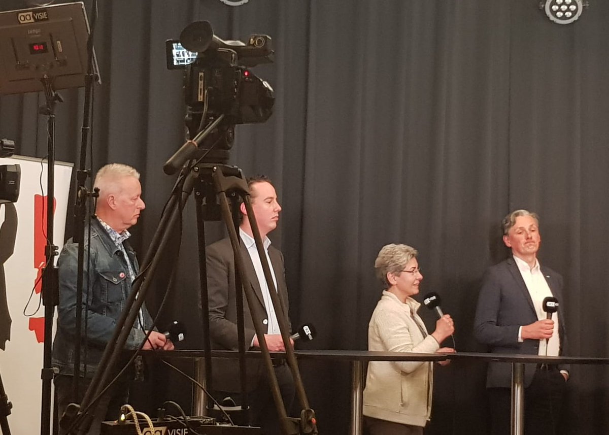 almelocentraal's tweet photo. ⚡️Israa weer grondig in debat bij de opnames van @_aavisie / @TCTAlmelo

Extra scherp op de lijsttrekker-wethouders:
👉"Hou op met nu al de baantjes verdelen voor jullie zelf."
👉"Kunnen we het over de inhoud hebben?"
👉"Waar waren jullie eigenlijk tijdens de coronacrisis?" https://t.co/SOpcbTqit5