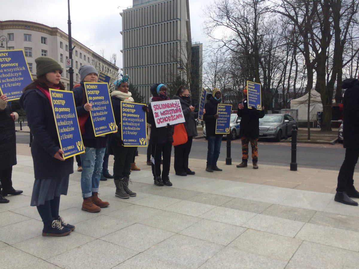 kapturak's tweet photo. "Gleicher Zugang für alle Flüchtenden aus der Ukraine"
Kundgebung jetzt vor dem Sejm in Warschau, wo heute über die neuen Regelungen für Geflüchtete in Polen entschieden wird. https://t.co/JVZrUqXTaQ