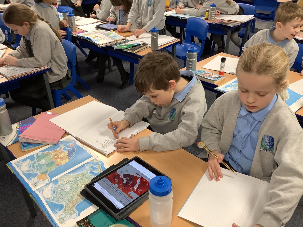 StAgnesY3's tweet image. Using Atlases and iPads to invest the counties of North America and their climates #stagnesgeography #stagnescomputing