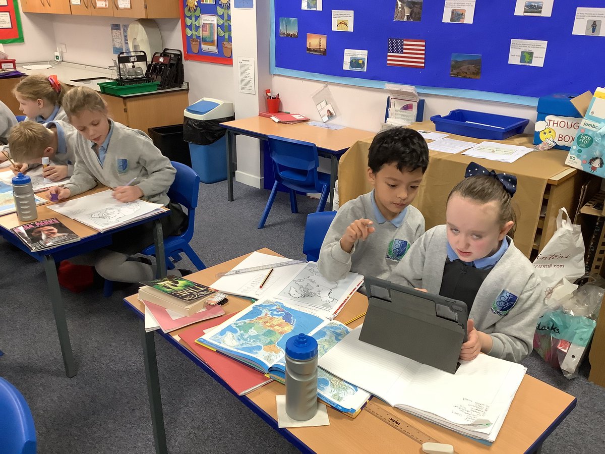 StAgnesY3's tweet image. Using Atlases and iPads to invest the counties of North America and their climates #stagnesgeography #stagnescomputing