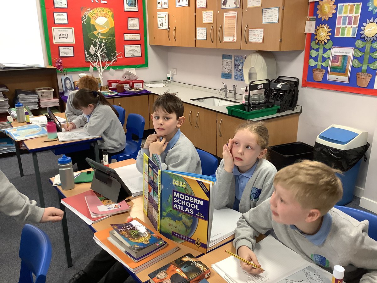 StAgnesY3's tweet image. Using Atlases and iPads to invest the counties of North America and their climates #stagnesgeography #stagnescomputing