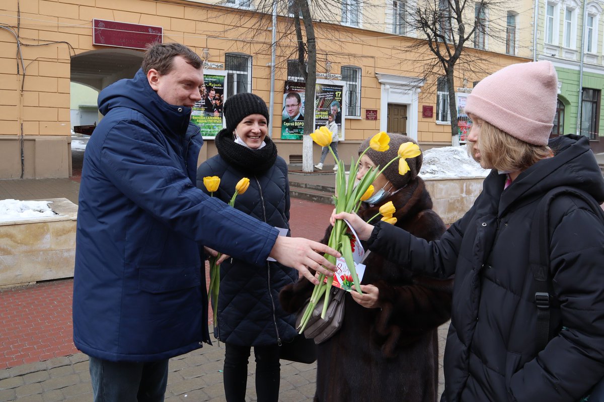 💐 Милые девушки, поздравляем вас с Международным женским днём!

🎉 В настоящее время 8 Марта – это не только праздник любви и красоты. Это праздник борьбы – борьбы за возвращение женщинам достойной жизни и права на самореализацию ➡️ vk.com/wall30380968_3…
