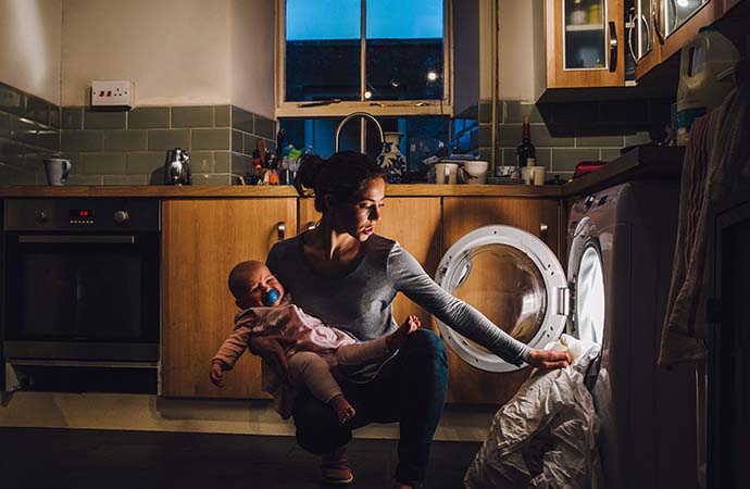 „Die Pandemie der Seele“: AXA Studie untersucht zum zweiten Mal die Auswirkungen der Corona Krise auf die psychische Gesundheit. Fakt ist: Frauen und Mütter leiden besonders stark unter den Folgen der Pandemie. Mehr Informationen zu den Studienergebnissen: axa.de/presse/mediath…