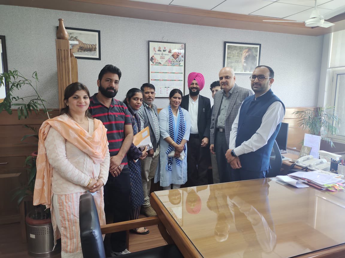 ExtensionLectu3's tweet photo. आज एसोसिएशन मेंबर्स की मीटिंग हायर एजुकेशन डिपार्टमेंट के एडिशनल चीफ सेक्रेटरी श्री आनन्द मोहन शरण जी ,डिप्टी डायरेक्टर सुखविन्दर जी , हेमंत वर्मा जी और जॉइन डायरेक्टर दीपक शर्मा जी से सकारात्मक माहौल में हुई व सभी माँगो पे सहमती बनी है । https://t.co/iQnNhQGCNg