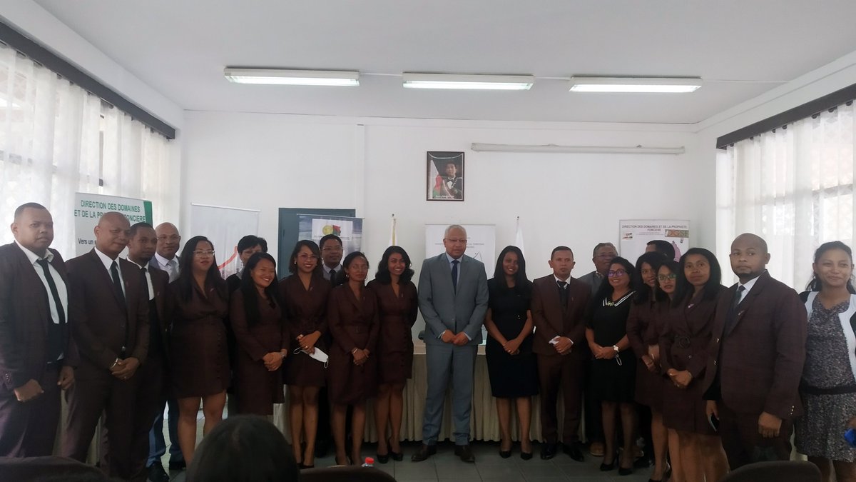 MATP_GOV_MG's tweet photo. Promotion Madio, 45 sortant de l'ENAM dont 30 ingénieurs topographes,15 inspecteurs de domaines ont été reçus officiellement au sein du #MATSF. "Les agents du secteur public doivent apporter des solutions et non des problèmes" dixit le Ministre @MrHajoA https://t.co/2HI7bNwtHo
