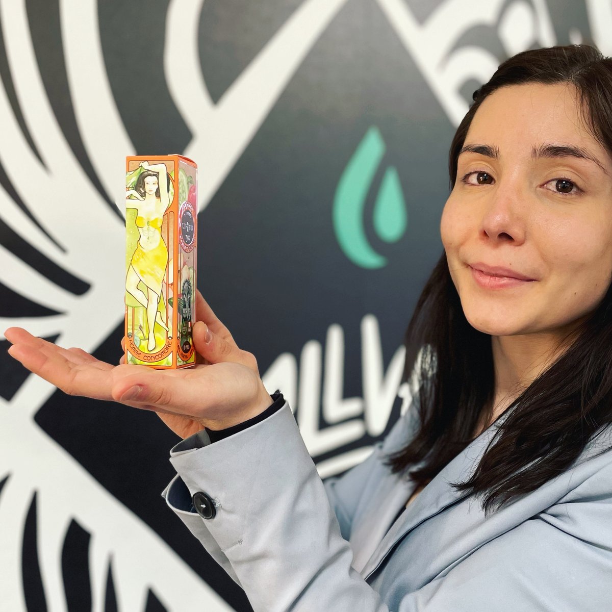 AllVap's tweet photo. 🌸 WOMEN OF ALLVAP 🌸 
Retrouvez tout au long de la semaine les portraits des Warriors de la team AllVap ! 
1 COFFRET ACHETÉ = 2€ REVERSÉS À @fondationdesfemmes 
PORTRAIT N°1 - ANOUK + POMME CONCOMBRE 🍏🥒
#allvap #womenaremuses #vapeon #portrait #femmes https://t.co/Uz7HHQsnUB