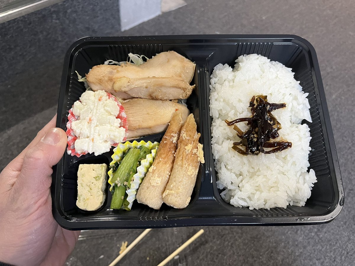 ai_ban_ban's tweet photo. 今日も #BarFrame さんの特別弁当を食べました！！

生姜焼き美味しかった😋

#ゴッドハンドK https://t.co/KbiImGxdkU