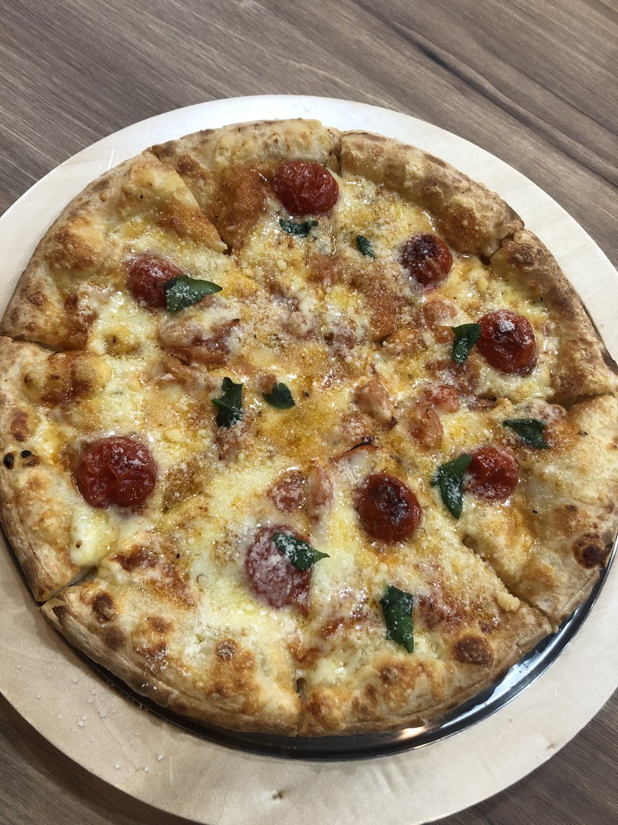 ABK16's tweet photo. 見たこと無いピザ屋があったので、入ってみた！
上越と北陸三県に展開しているチェーン店のようだ！

マルゲリータ、美味しく頂きました！

ハーフ＆ハーフが出来れば、尚良し！

#テキサスハンズ
#texashands https://t.co/aPD9INpDbw
