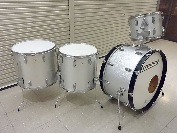 DRUM_CENTER's tweet photo. まるでボンゾ❓❗️
Ludwig上位機種クラシックメイプルシリーズのジョンボーナム ドンズバサイズ4点セットの美品中古品が入荷しました。 しかも純正ハードケース付きです😂
↓
https://t.co/SU6hv7xL7l
とにかくシルバースパークルが美しい存在感抜群のセットです
#Ludwig
#BONZO
#CLASSICMAPLE https://t.co/h0cWx3mYsG