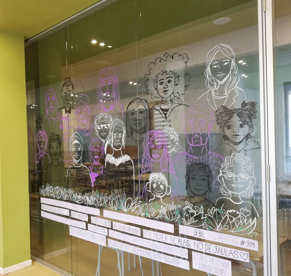 DepPlasticaClot's tweet photo. fet! mural de dones pel 2n batx Arts i lletres per alumnes de Dib Tècnic 2
#JEclot #8M2022 https://t.co/Cgbx8MzsvI