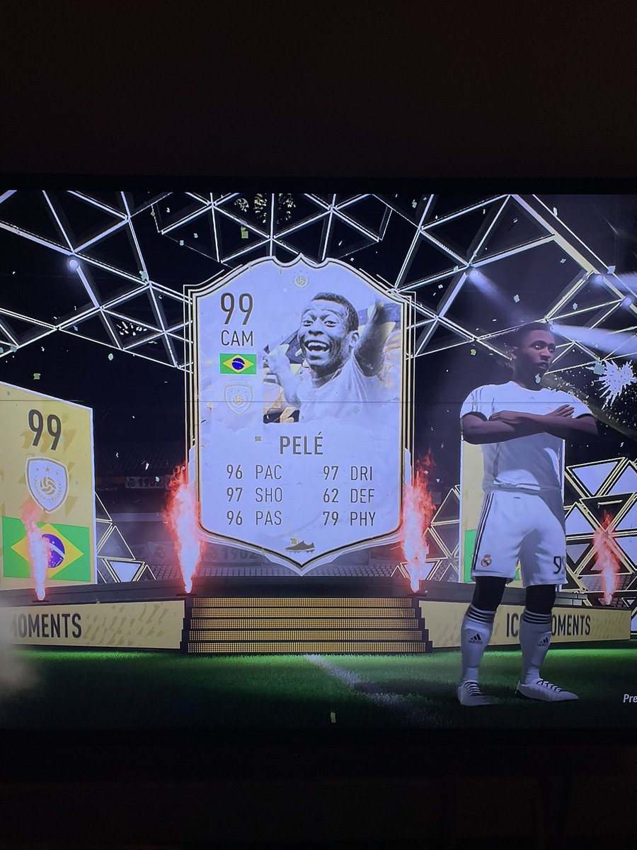 Mageshkrishnan7's tweet photo. WTF???😍😍😍😍😍😂😂😂🥺🥺🥺🤯🤯🤯🤯🤯 Got from a free pack. Can’t believe this man.#EA #FIFA22 #Fut22 #EAServer #Pele #Brazil #Legend https://t.co/ESnVLR1CFn
