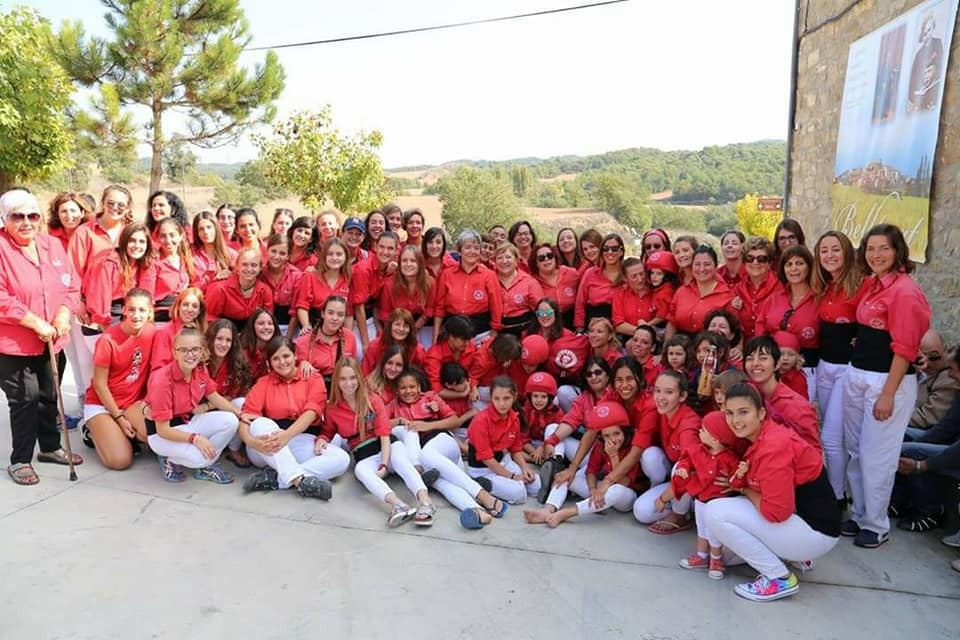 JovesValls's tweet photo. ✊💜 
Per les que volien i no van poder
Per les que van trencar sostres de vidre
Per les que lluitem cada dia per ser-hi
Per les que vindran demà
Per totes les #castelleres @JovesValls 
Avui #8M i sempre, seguim lluitant i conquerint drets! #castellers https://t.co/5udi4daavr