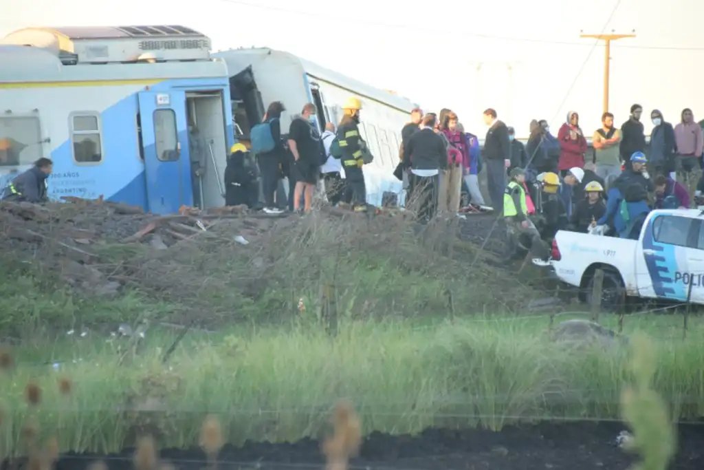claudioaluciani's tweet photo. 6 de la mañana, descarriló un tren de pasajeros que viajaba desde Buenos Aires a Bahía Blanca. El siniestro se produjo en la Media Estación Pourtalé a unos 13 kilómetros después de que el tren paró en Olavarría para continuar su recorrido.Hay personas heridas https://t.co/IPI2x3PftG