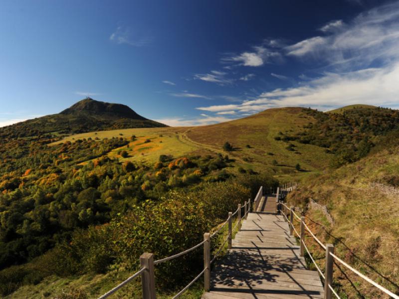 RelaisdesPuys's tweet photo. ✔️ Situé en plein cœur du "Haut Lieu Tectonique Chaîne des Puys - Faille de Limagne", Le Relais des Puys vous invite à découvrir cet ensemble inscrit au patrimoine mondial de l’UNESCO depuis juillet 2018 pendant les vacances d'automne ! 😉
🖥 https://t.co/CUMGjPwx2G https://t.co/J1iWnz7Bf0