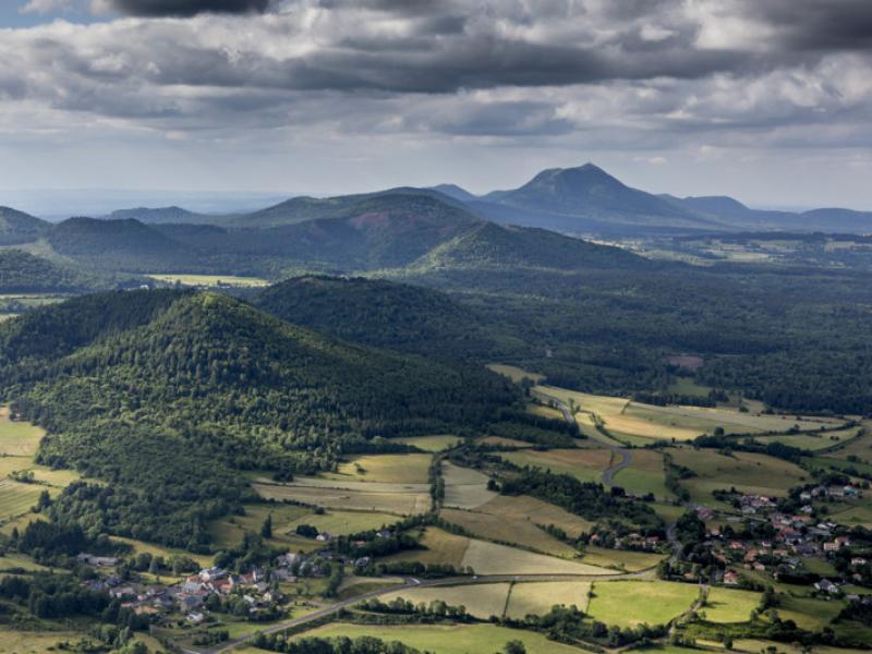 RelaisdesPuys's tweet photo. ✔️ Situé en plein cœur du "Haut Lieu Tectonique Chaîne des Puys - Faille de Limagne", Le Relais des Puys vous invite à découvrir cet ensemble inscrit au patrimoine mondial de l’UNESCO depuis juillet 2018 pendant les vacances d'automne ! 😉
🖥 https://t.co/CUMGjPwx2G https://t.co/J1iWnz7Bf0
