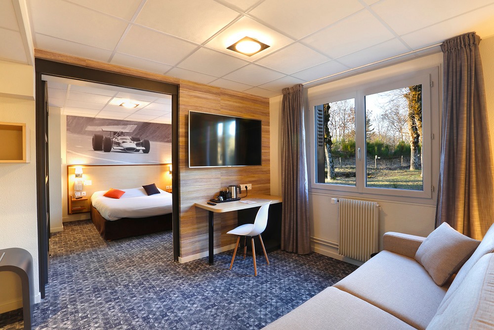 RelaisdesPuys's tweet photo. ✔️ Le confort d'une chambre spacieuse, bien isolée et décorée sur le thème des grandes années du Circuit de Charade ! 😉
➡️ Infos &amp; Réservations ⤵️ 
✨ https://t.co/CUMGjPwx2G ✨ https://t.co/NY5rP7NgMT