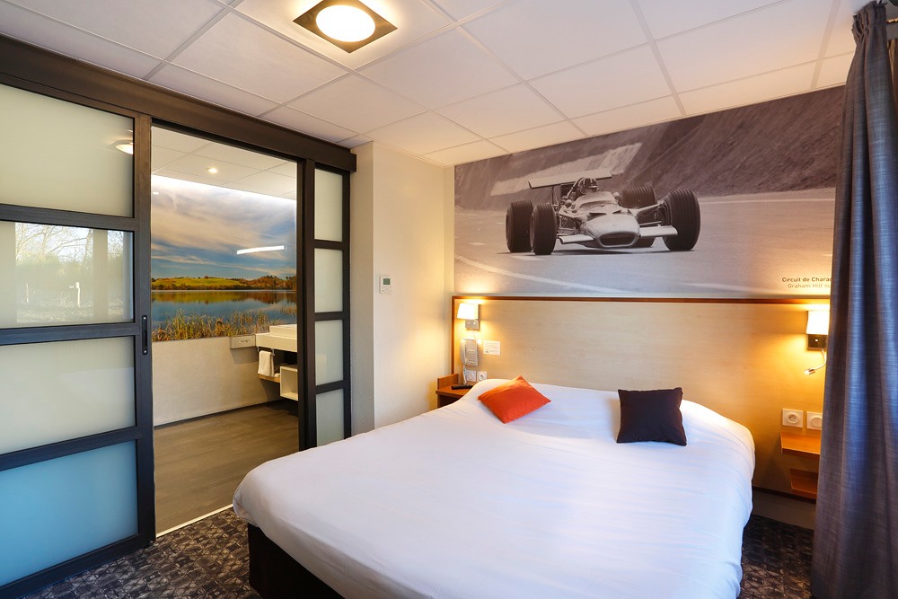 RelaisdesPuys's tweet photo. ✔️ Le confort d'une chambre spacieuse, bien isolée et décorée sur le thème des grandes années du Circuit de Charade ! 😉
➡️ Infos &amp; Réservations ⤵️ 
✨ https://t.co/CUMGjPwx2G ✨ https://t.co/NY5rP7NgMT