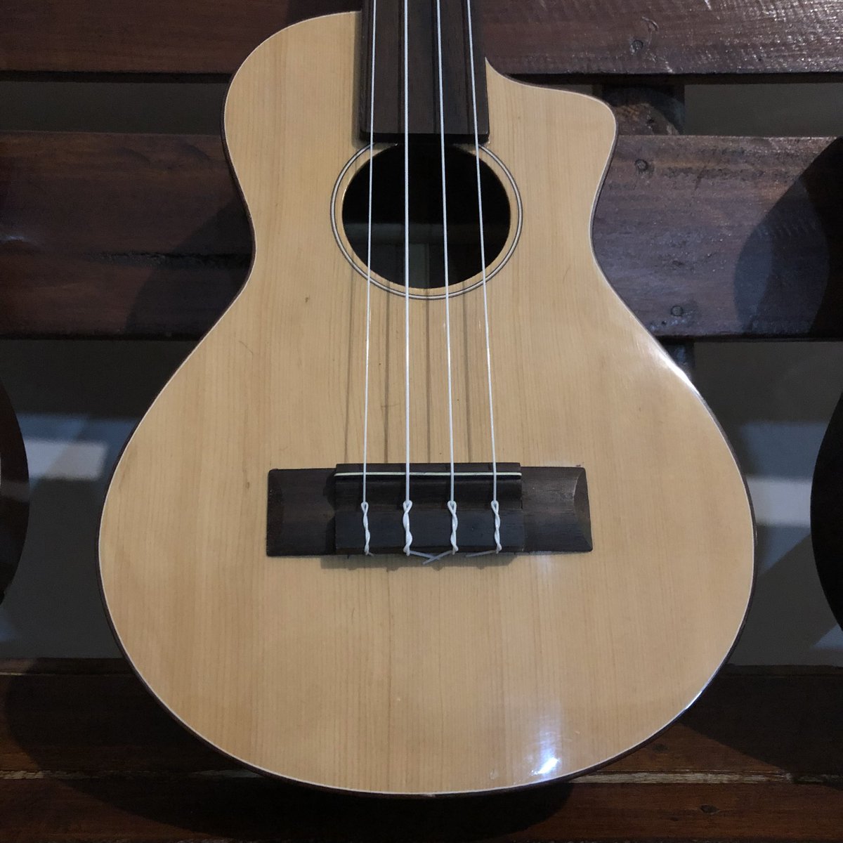 blontankpoer's tweet photo. karena musik bikin hidup makin asik, maka kupilih jualan alat musik petik…
#handmade
#custom
#madeinsolo https://t.co/f6133W4P6o