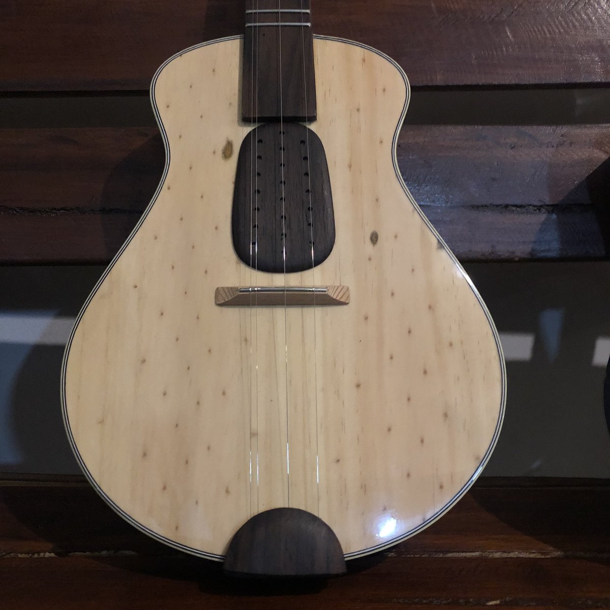 blontankpoer's tweet photo. karena musik bikin hidup makin asik, maka kupilih jualan alat musik petik…
#handmade
#custom
#madeinsolo https://t.co/f6133W4P6o