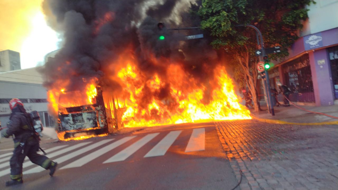 Se incendió un colectivo en Liniers: no hubo heridos, pero si demoras en el tránsito