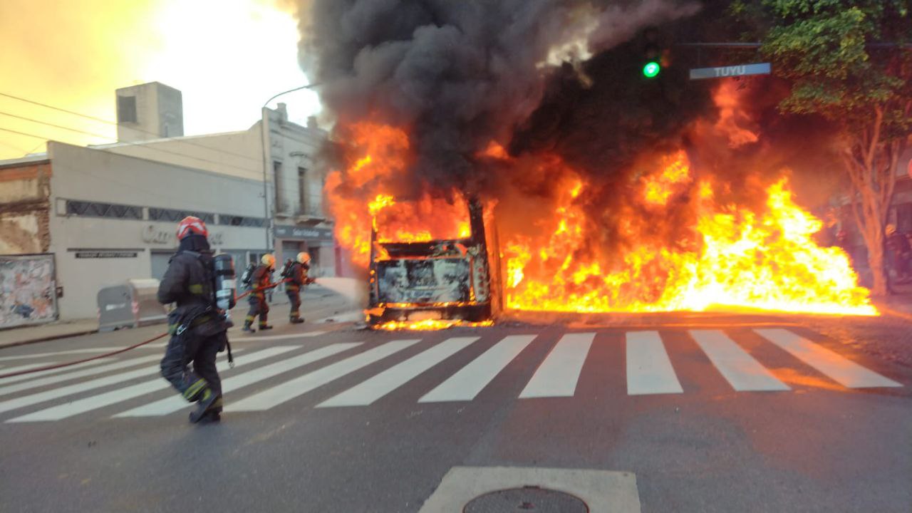 Se incendió un colectivo en Liniers: no hubo heridos, pero si demoras en el tránsito