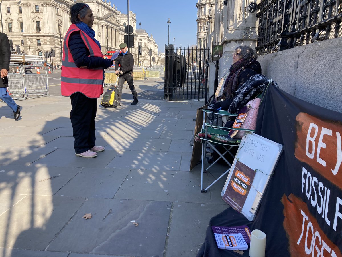 beyondfft's tweet image. Vivid shadows. Clear sky.
The sun will reach us soon. 
My brollie is going to be a parasol today not a parapluie ☂ 🌞 #BeyondFFT Do join us.
