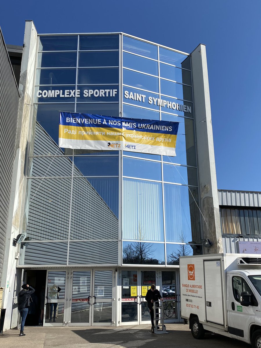 EuroMetroMetz's tweet photo. Tout se prépare au Complexe sportif Saint Symphorien afin d’accueillir les réfugiés Ukrainiens ! 🇺🇦
Le centre servira de lieu de repos temporaire avant que les réfugiés ne rejoignent leurs familles d’accueil 🏠 https://t.co/ubcKQ4uA8a