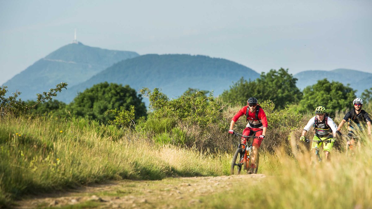 RelaisdesPuys's tweet photo. ✔️ Une belle étape de la Grande Traversée du Massif Central à VTT à ne surtout pas rater ! 😉
➡️ Volvic / Laschamps 👉 Ce parcours vtt aux pistes joueuses traverse une succession de villages et de paysages charmants qui nous mènent à la Chaîne des Puys!
🖥 https://t.co/g67Zsl2tbe https://t.co/8aGcbYPnF8