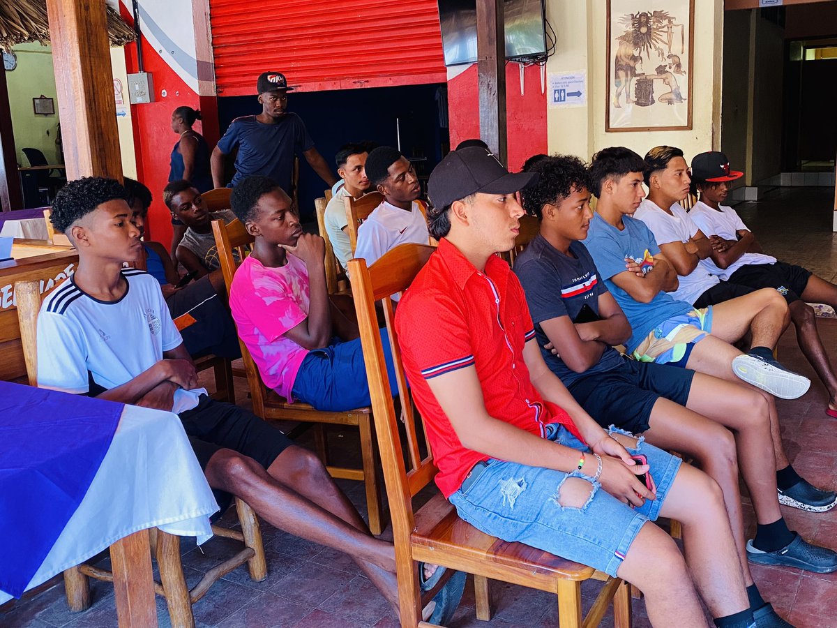 WalderVeliz's tweet photo. Hoy amanecimos agradecidos y bendecidos con la donación de implementos deportivos, gracia a Dios y dos grandes amigos y seguidores del equipo Labuga FC los señores JOSUE VANE GARCÍA Y DOUGLAS MENDOZA por la donación de 24 pares de Zapatos de fútbol #Diosesbueno #labugafc #labuga https://t.co/iAjca8WE5v