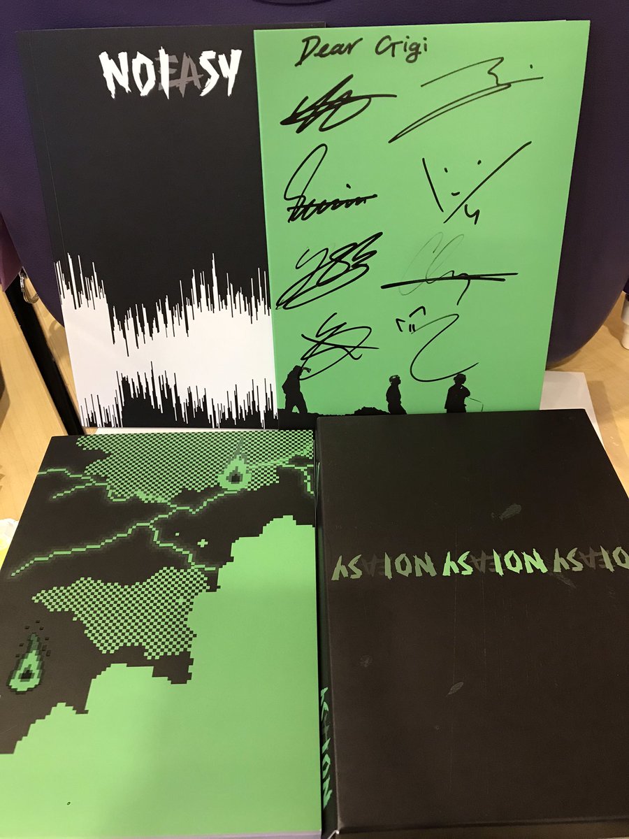 chieffangirl's tweet photo. Perks of the job 🥰 #StrayKids #autographedalbum https://t.co/05petOQnTj