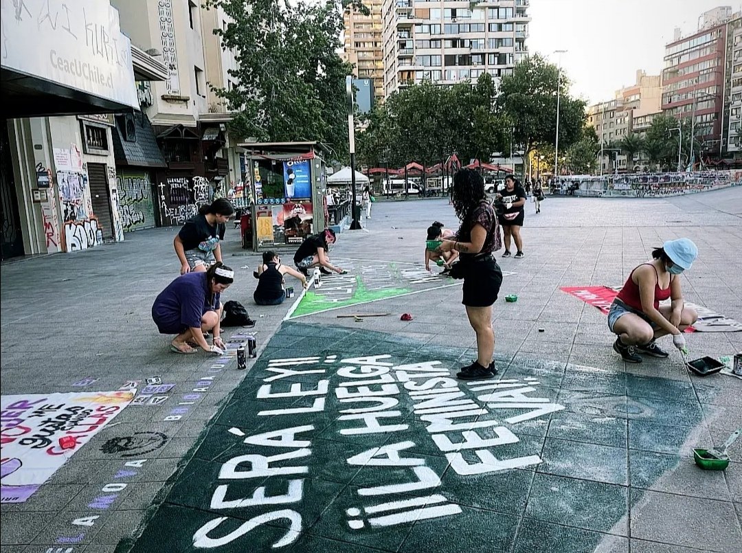 FeministasProv1's tweet photo. URGENTE: Nuestras compañeras pasaron la noche detenidas y hoy van a control de detención, por orden del Fiscal Jorge Vitar Cáceres. Esta detención es injusta y arbitraria. 
Necesitamos máxima difusión.
#QueLasSuelten #8Marzo2022 #8M #Providencia https://t.co/9QrMQaUgvz