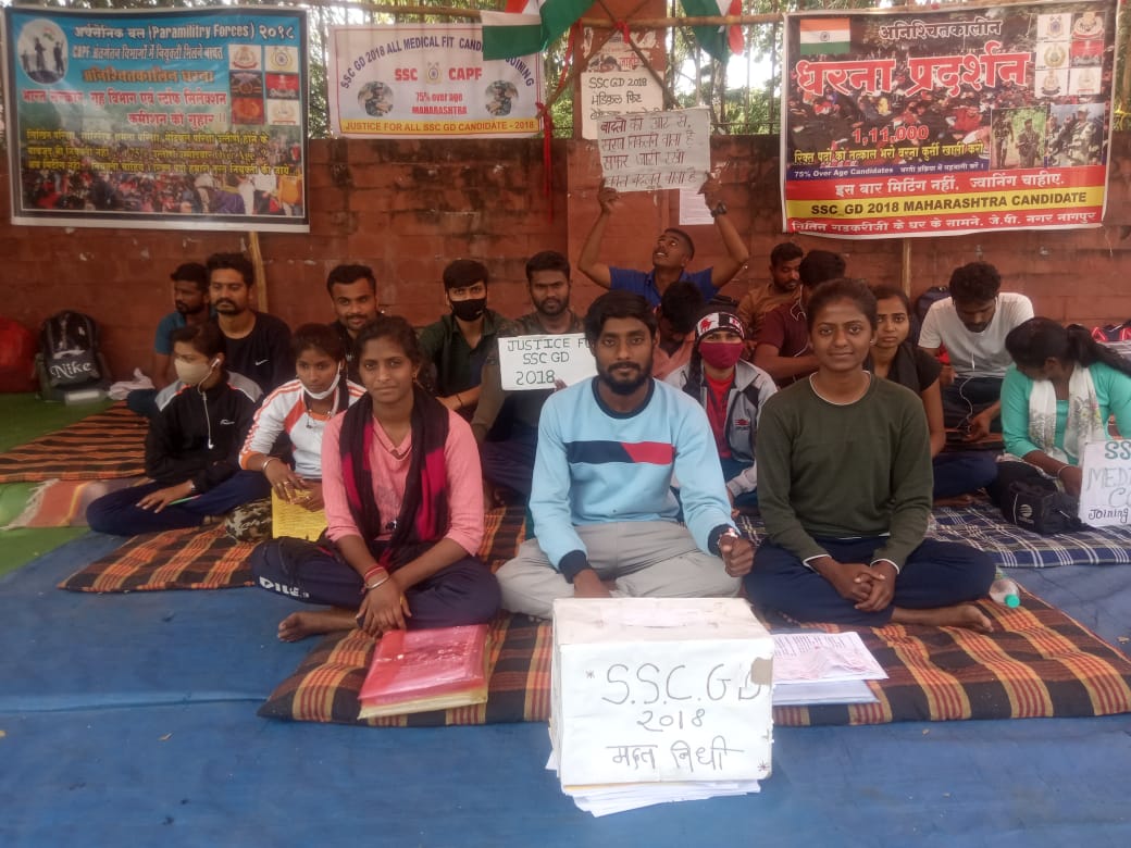 Ramande67571158's tweet photo. नितिन गडकरी के आवास के पास 5 दिन से भूख हड़ताल पर बैठे है इन सबो की बात कब सुनेगी सरकार @AmitShah @OfficeOfNG
@narendramodi 
@nitin_gadkari
@HMOIndia 
#SSCGD_युवा_मांगे_नियुक्ति
#sscgd_2018_ProtestNagpur https://t.co/7uH4bP74AK
