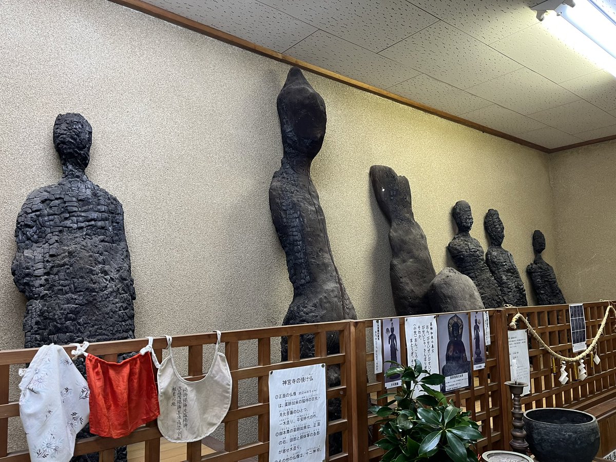 神宮寺の焼け仏！ 明治期の火事で焼け出された仏像群。 誰が誰だか
