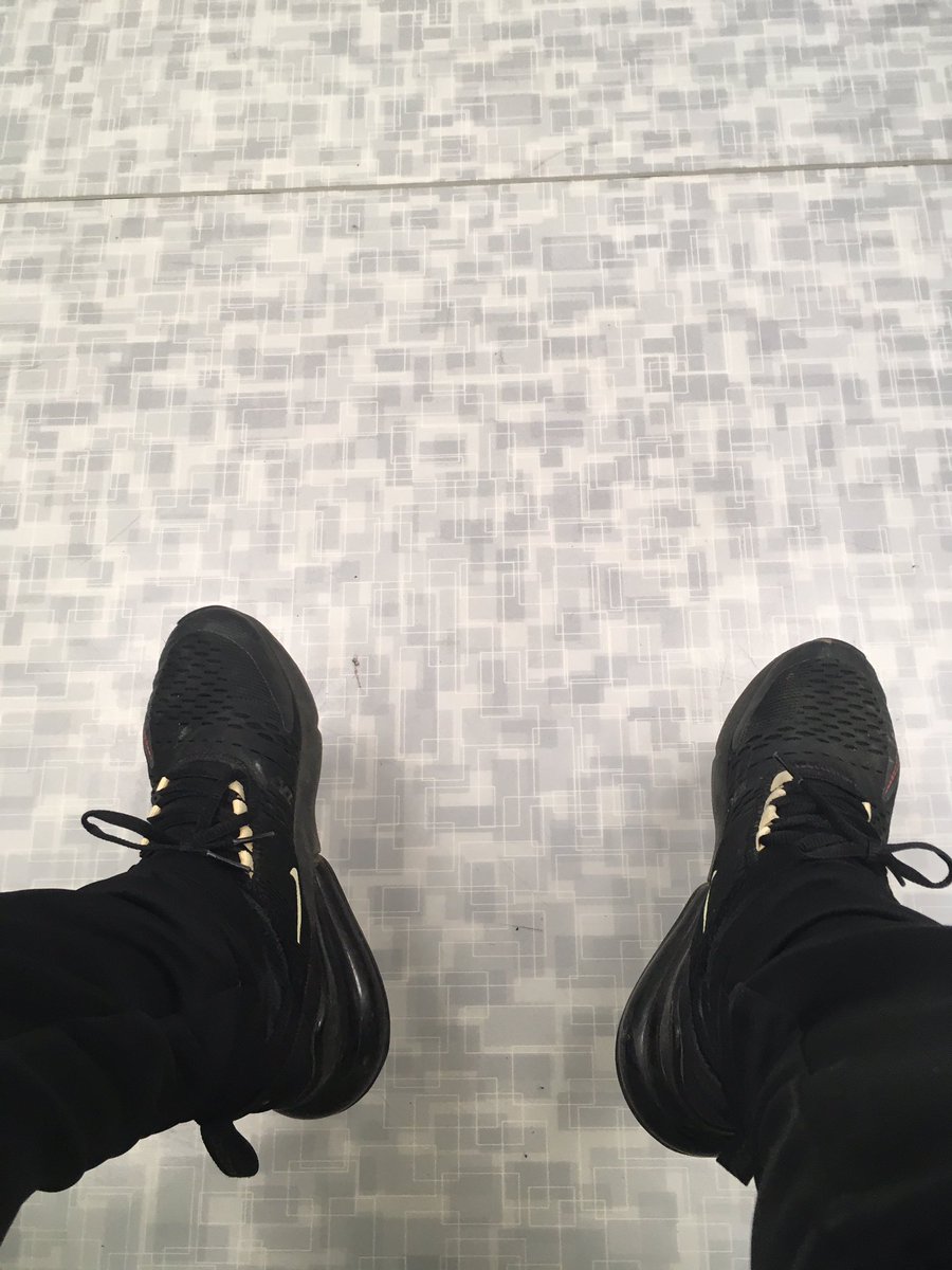rom2_romain's tweet photo. Être petit c’est ne pas les pieds qui touchent le sol quand tu t’assois sur un lit d’hôpital 🤣🤣🤣 #teamnain https://t.co/zGE8QANleS