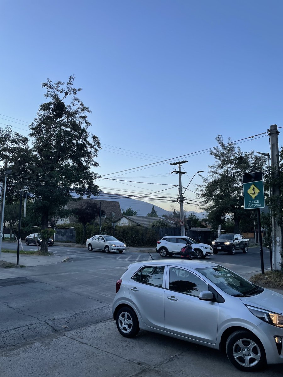 emilio_varadas's tweet photo. Paso peatonal ya no está pintado y autos no respetan peatones, favor @MuniNunoa gestionar que vuelvan a pintar… muchas gracias 👍🏻Ramón Cruz - Valparaíso. https://t.co/zM2IGzNDTn