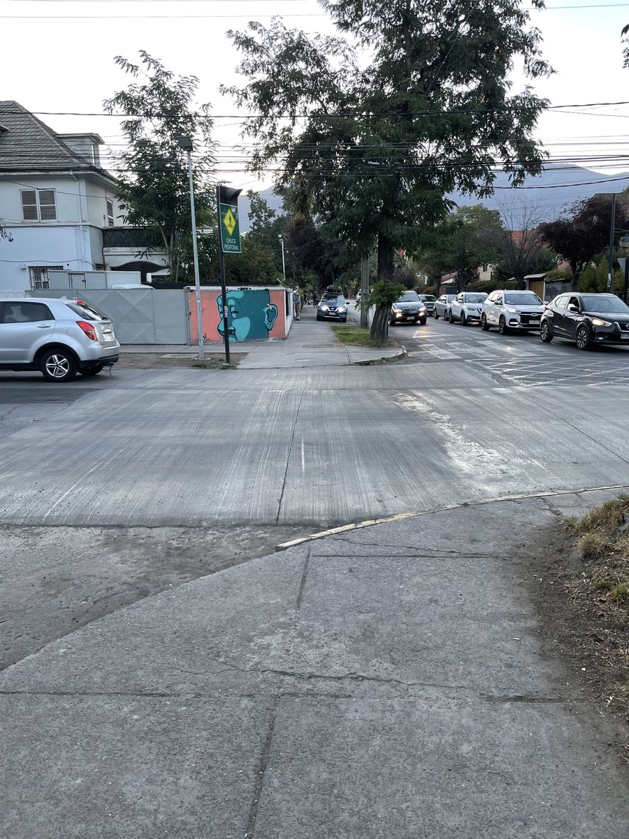 emilio_varadas's tweet photo. Paso peatonal ya no está pintado y autos no respetan peatones, favor @MuniNunoa gestionar que vuelvan a pintar… muchas gracias 👍🏻Ramón Cruz - Valparaíso. https://t.co/zM2IGzNDTn
