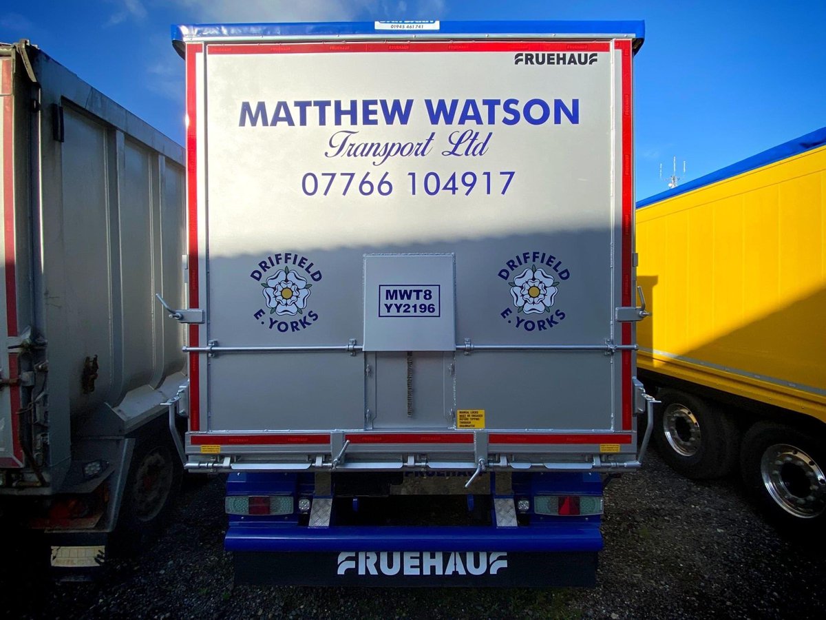 1986mattw's tweet photo. Good things come to those who wait! Chris is out on the road with his new @FruehaufLtd trailer supplied by @DGTaylorComm. Big thanks to @Bigboolies for the fantastic graphics π #grain #haulage #bulktipper #fruehauf https://t.co/n2lPztjmPf