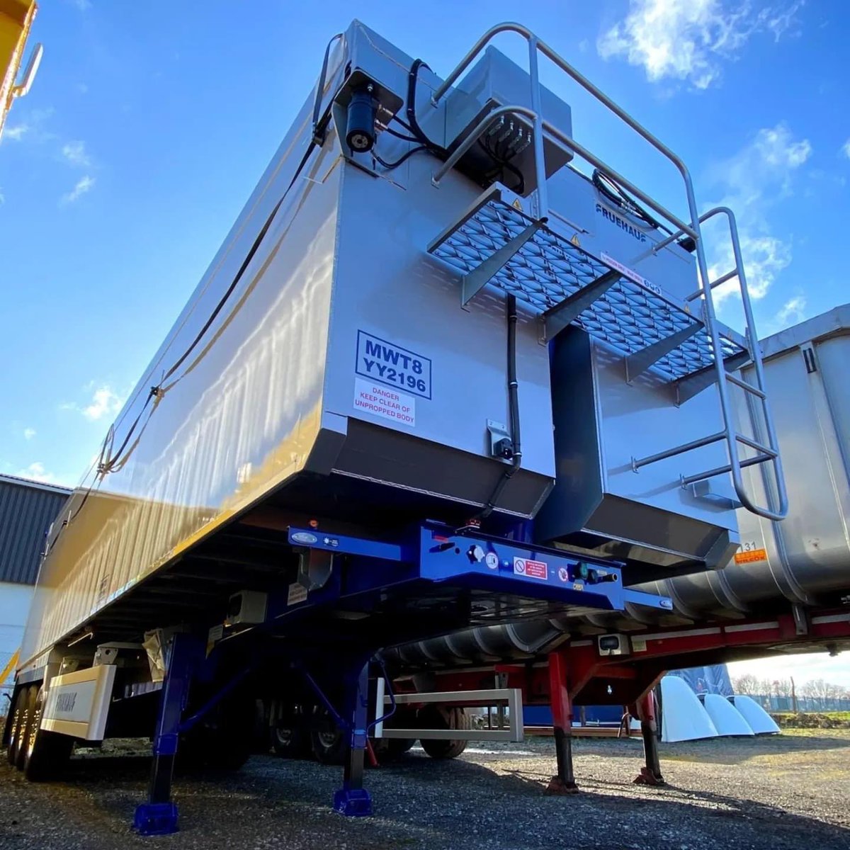1986mattw's tweet photo. Good things come to those who wait! Chris is out on the road with his new @FruehaufLtd trailer supplied by @DGTaylorComm. Big thanks to @Bigboolies for the fantastic graphics π #grain #haulage #bulktipper #fruehauf https://t.co/n2lPztjmPf