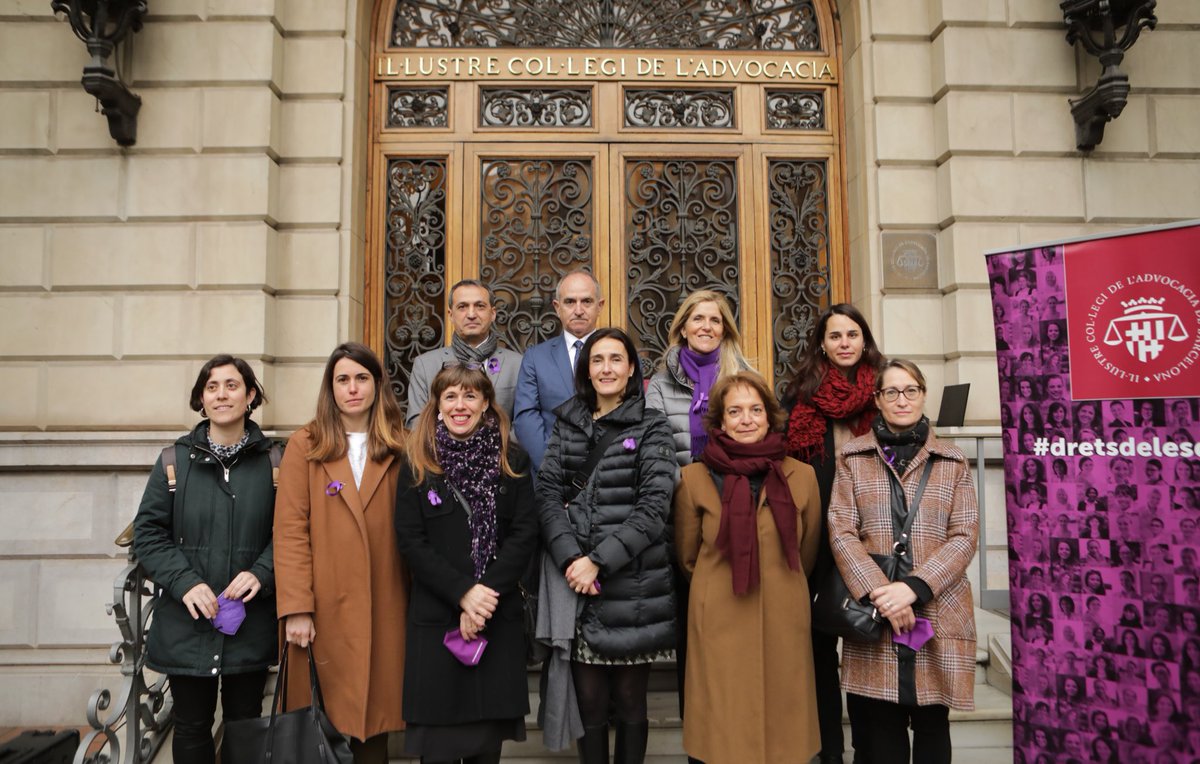 Lectura del tradicional manifest de <a href="/CDonesAdvocades/">Com Dones Advocades</a>. Acte reivindicatiu que ha comptat amb la presència del degà, <a href="/JesusFamilex/">Jesús Sánchez García</a>; el diputat/des, <a href="/ypavialalauze/">Yvonne Pavia</a> <a href="/MunneFrederic/">Frederic Munné</a> i <a href="/nuria_flaquer/">Núria Flaquer</a>; la presidenta de la <a href="/CDonesAdvocades/">Com Dones Advocades</a>, <a href="/OlgaArderiu/">Olga Arderiu</a> i les dones membres de la Comissió.
