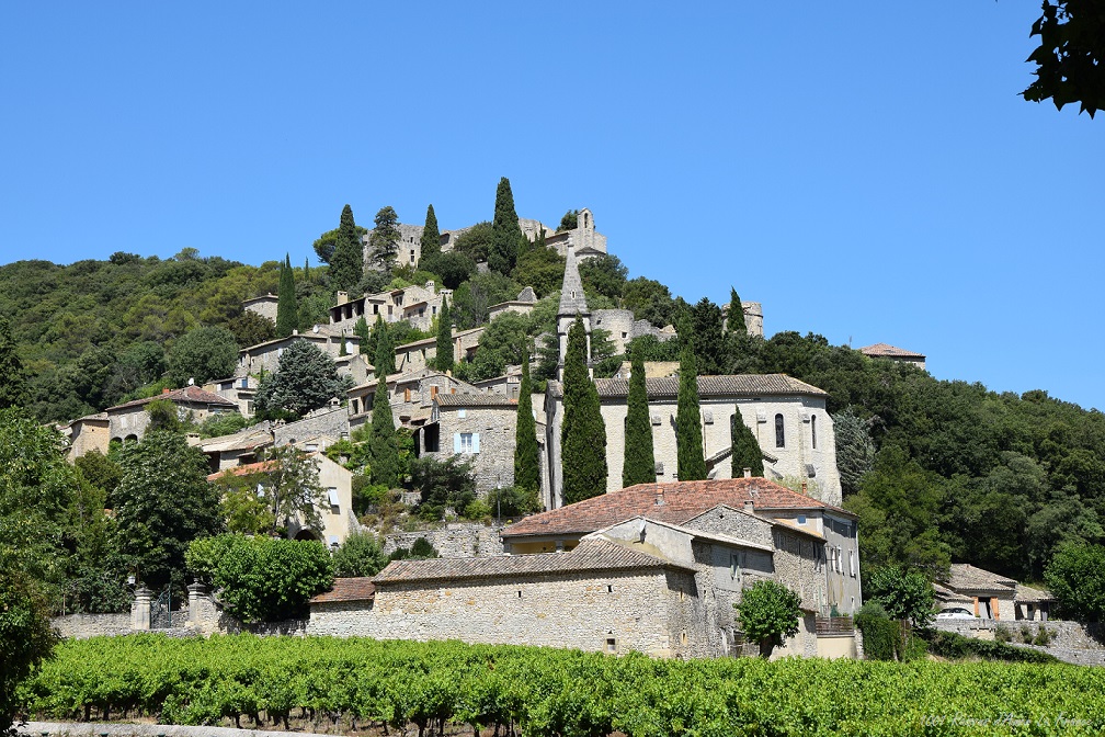 1001France's tweet photo. Raison 75 - Pour le petit village paisible de Cornillon, en Ardèche. Coincé entre l'Ardèche et la Cèze, il étend tranquillement ses pierres au pied des vignes pour mieux lézarder au soleil #MagnifiqueFrance #FranceMagique #Ardèche #ArdecheGuide #Cornillon https://t.co/7xO5L1qrEF