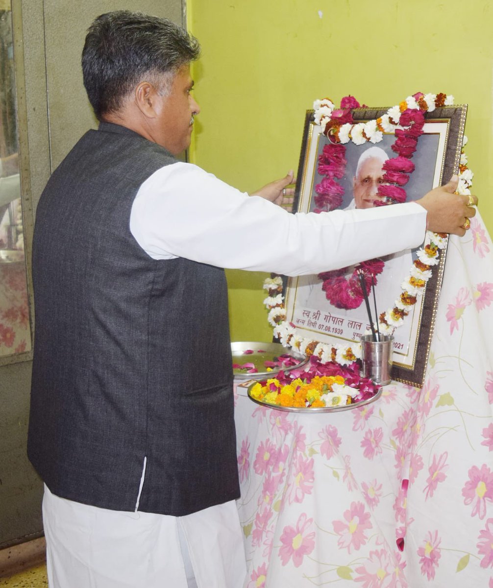 maheshsharmacm's tweet photo. पूजनीय पिताजी स्वर्गीय श्री गोपाल लाल शर्मा जी की प्रथम पुण्यतिथि पुष्पांजलि अर्पित कर आशीर्वाद प्राप्त किया। https://t.co/lPGJAsnBWG