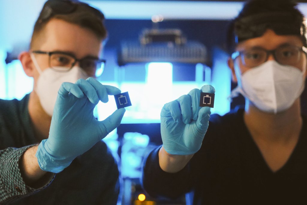 In collaboration with Q CELLS we have shown that industrial, cost-efficient silicon solar cells are viable for tandems with 28.7% efficiency.

Congrats to Kári Sveinbjörnsson <a href="/SveKari/">Kári Sveinbjörnsson</a> and Bor Li for their diligent processing! <a href="/HZBde/">Helmholtz-Zentrum Berlin</a> #HySPRINT 

helmholtz-berlin.de/pubbin/news_se…