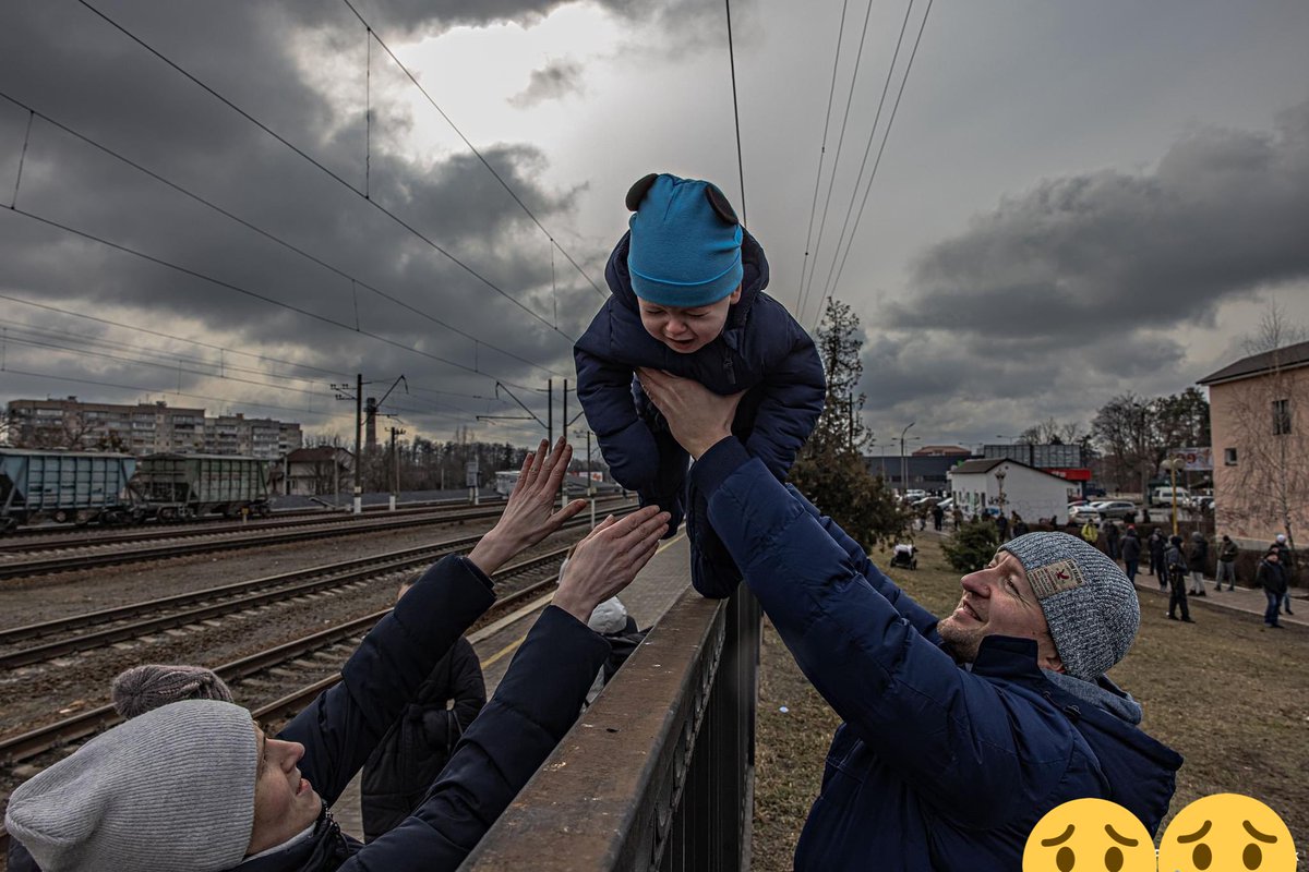 MA36215135's tweet photo. A father who is remaining in Irpin, Ukraine, passes his son over a fence to his wife before the arrival of an evacuation train to Kyiv. https://t.co/vJr6KdJ9hU