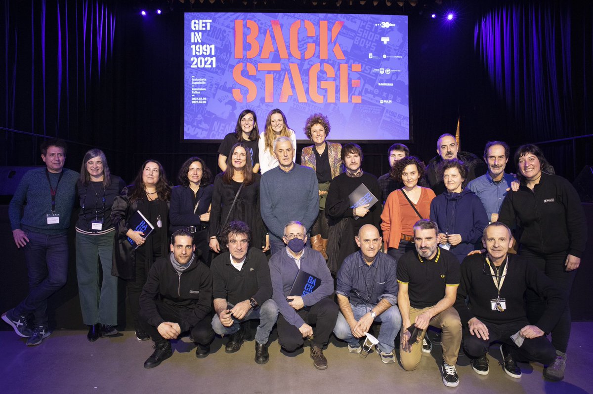 raldarondo's tweet photo. Terminó el show. Aquí el equipo, y el agradecimiento.
#BackstageGetIn https://t.co/Bhvko73U60