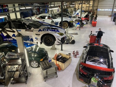 autosportnl's tweet photo. De aanblik van zes imposante BMW M6 GT3-bolides tijdens de Koopman Racing testdag op Circuit Zandvoort maakte veel indruk. Maar hoe heeft Hein Koopman dat nu allemaal voor elkaar gekregen? Een goede reden om naar het Noord-Hollandse Winkel af te reizen. https://t.co/wWaqDNKzNI https://t.co/NrQiPT3QP8