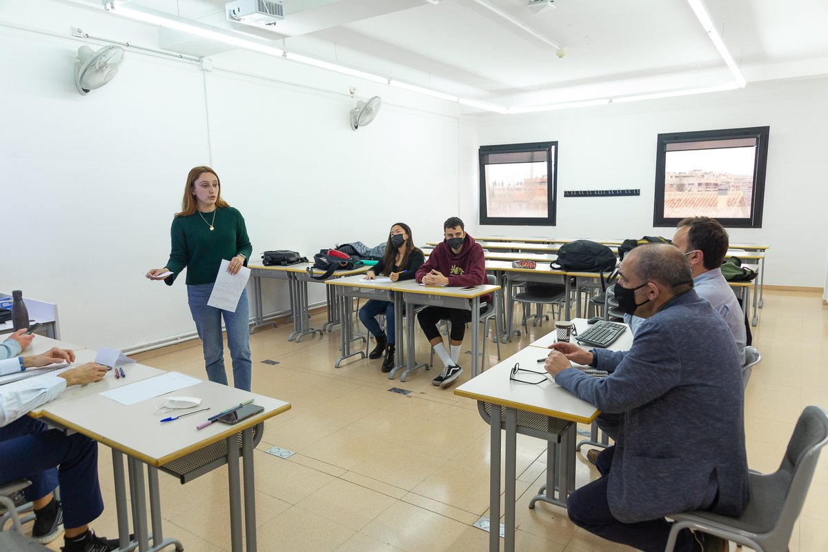 uvic_cultura's tweet photo. Ahir, el Dr. @JosepBurgayaR de la @UVic_FEC va impartir un taller d'oratòria a l'equip d'estudiants que representarà enguany la @uvic_ucc  a la Lliga de Debat Universitària de la @xarxavives  
Gràcies Pep! https://t.co/tVytAoImSj