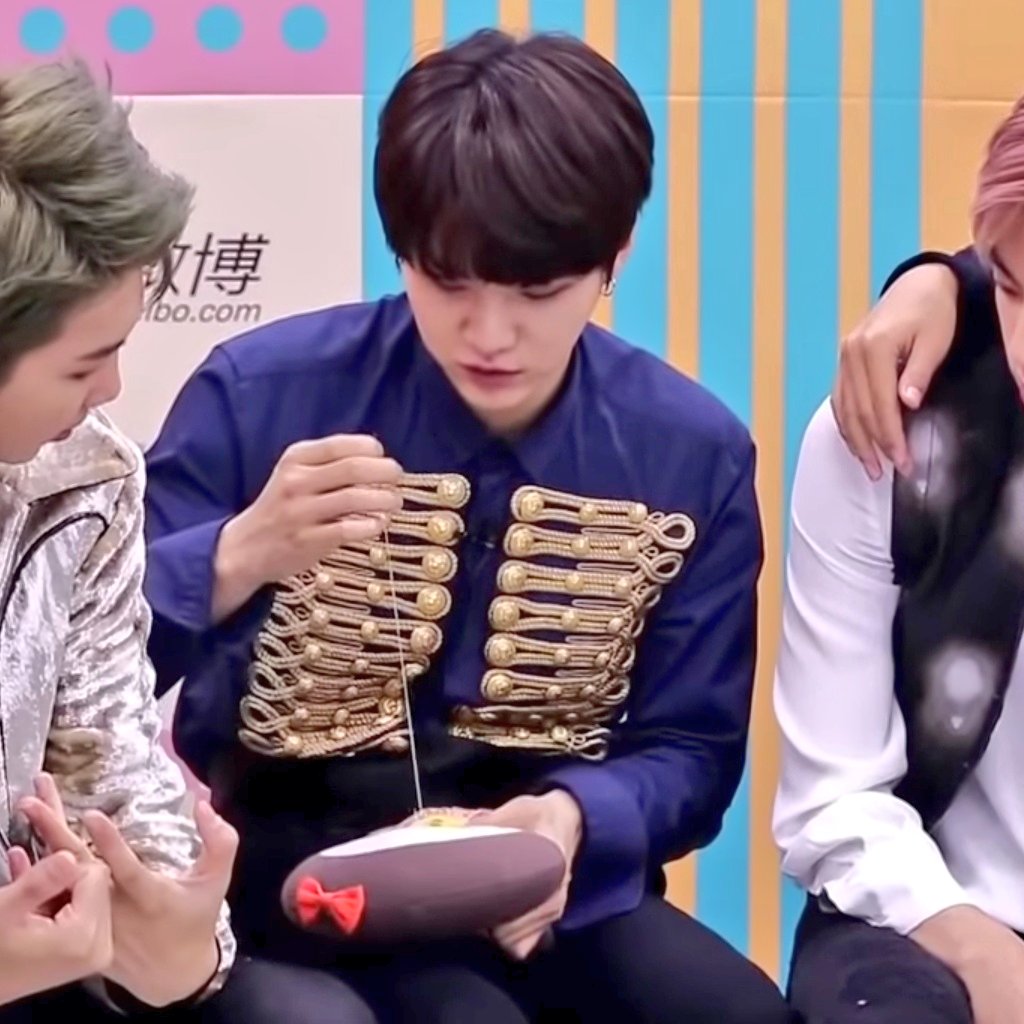 doublebunny_koo's tweet photo. Yoongi never beating the "HUSBAND MATERIAL" allegations – a thread https://t.co/6OiePswUbj