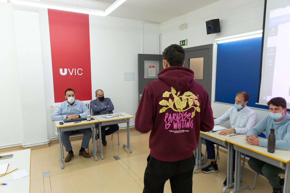 uvic_cultura's tweet photo. Ahir, el Dr. @JosepBurgayaR de la @UVic_FEC va impartir un taller d'oratòria a l'equip d'estudiants que representarà enguany la @uvic_ucc  a la Lliga de Debat Universitària de la @xarxavives  
Gràcies Pep! https://t.co/tVytAoImSj