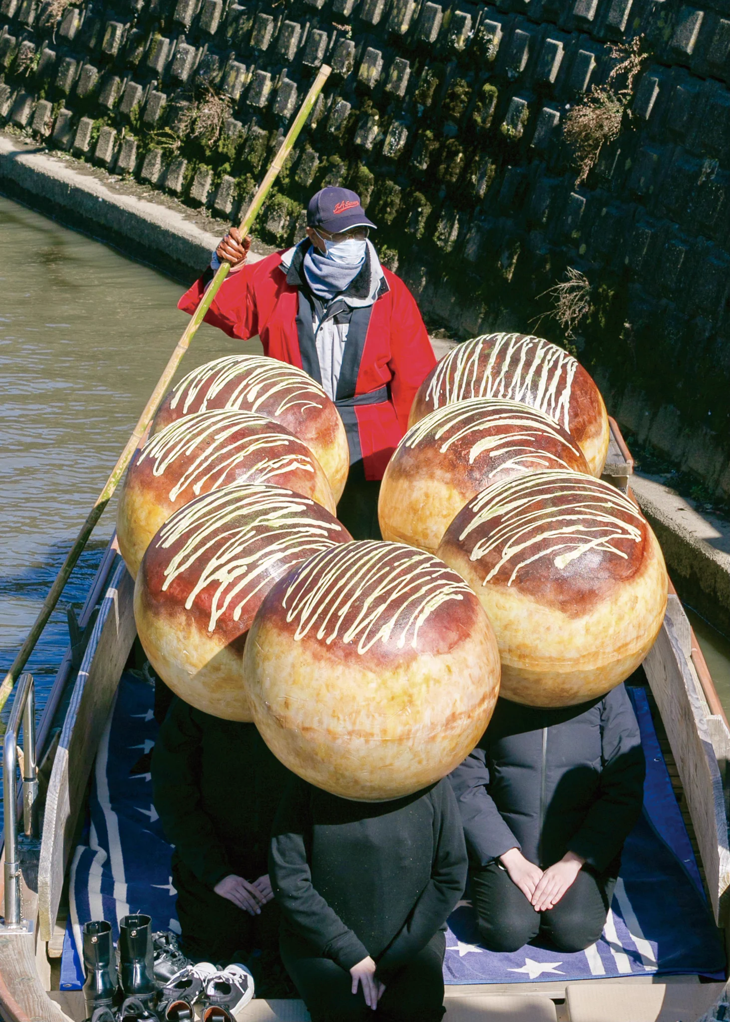 爆笑‼本物の船にリアルな巨大たこ焼きを再現した画像が話題です‼
