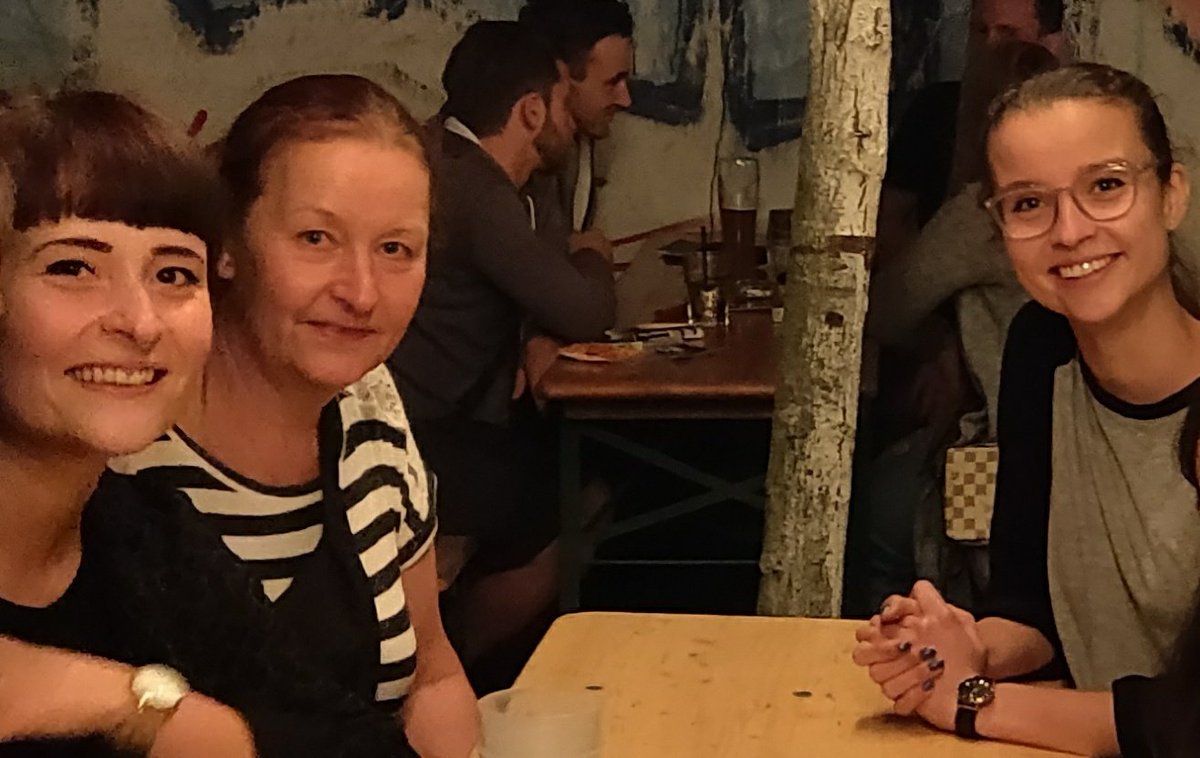 stillnotlovin's tweet photo. Anlässlich zum #FrauenKampftag ein kleiner Beitrag zu einer der stärksten Frauen, die ich kenne: Meine Mama.
Über eine Alleinerziehende und Pflegeperson, deren unglaubliche Leistungen mit #HartzIV, 1€-Jobs und Herabwürdigung "gewürdigt" wurden. (1/x) https://t.co/miTRONGR7s
